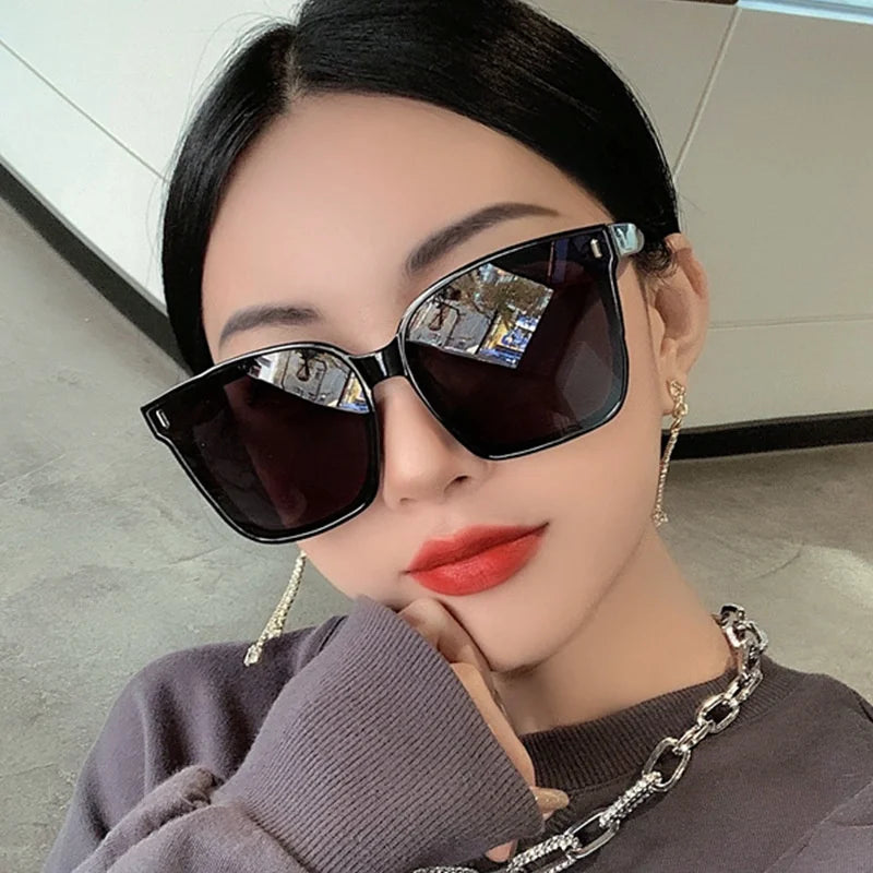 New Square Frame Riveted Trendy and Versatile Glasses with A Large Elegant Frame