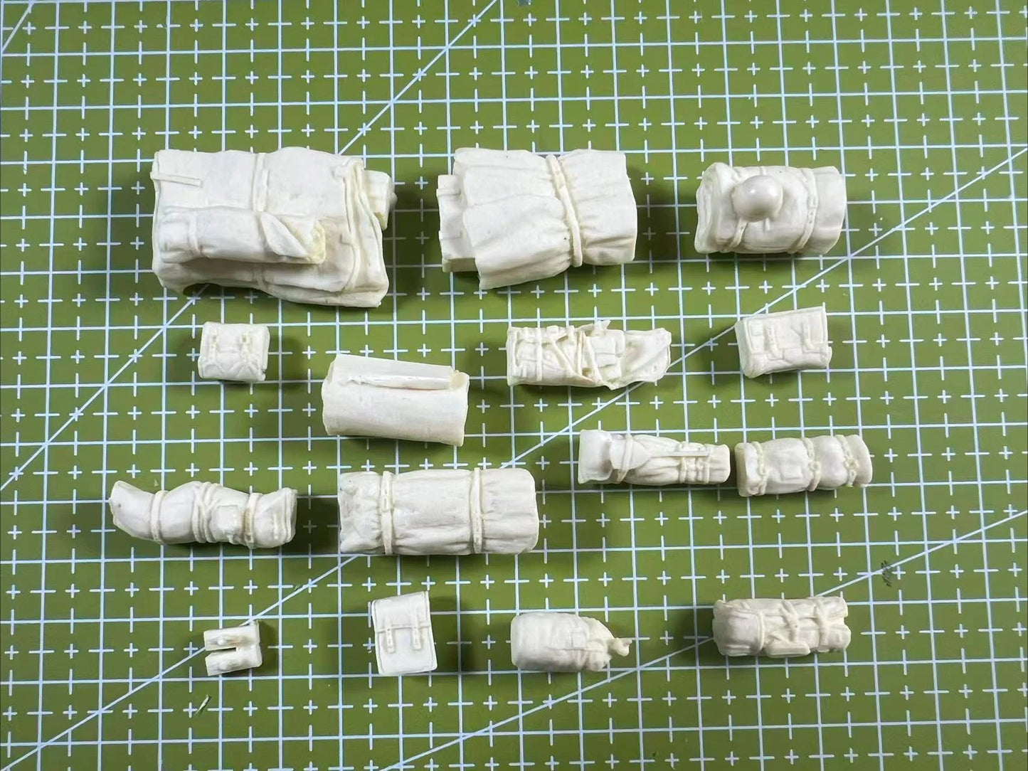 Fine 1/35 Model Scenario Production, Gray Resin Wrapped US Military Tank Scenario Equipment Accumulation