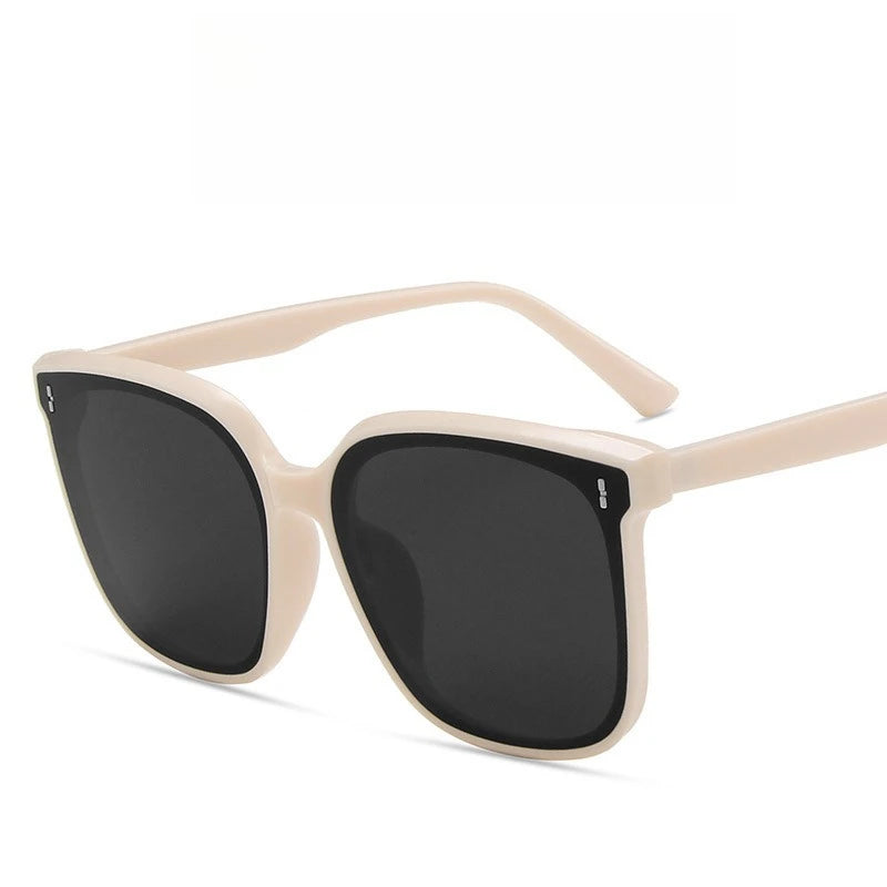 New Square Frame Riveted Trendy and Versatile Glasses with A Large Elegant Frame