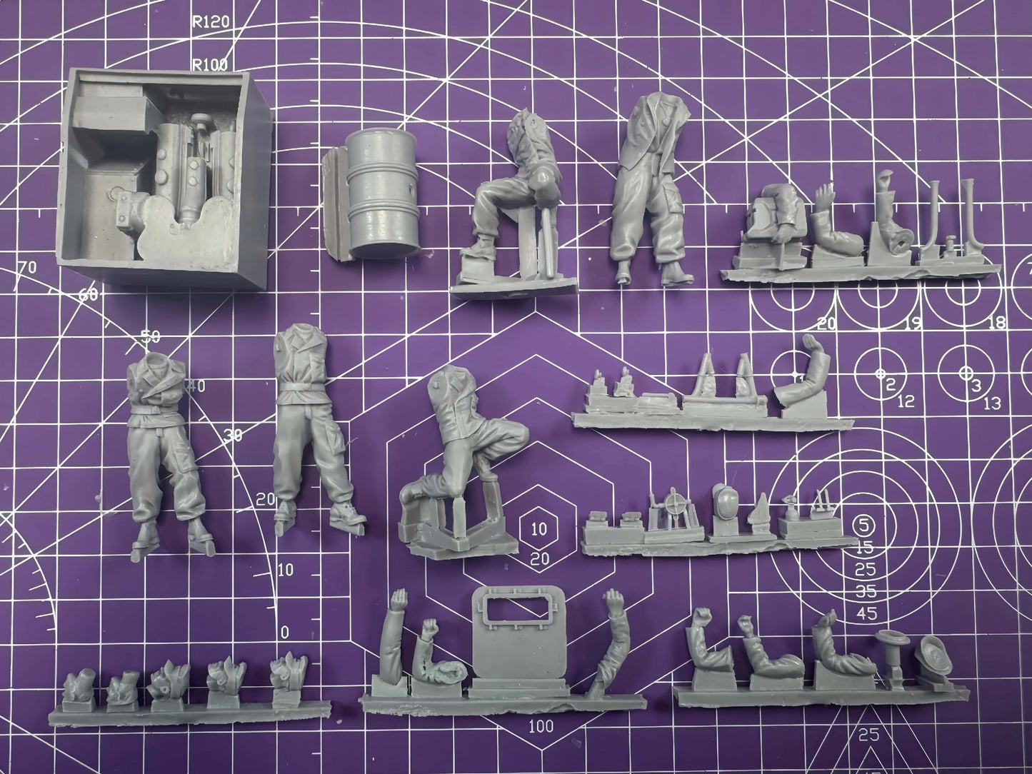 1:35 Resin Model Assembly Kit, GK, Tank Maintenance Team, Unpainted Needs To Be Assembled (excluding Pipelines)