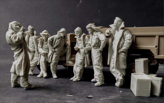 1: 35 Resin Model Kit with 7 Soldiers, Unpainted, Needs To Be Assembled
