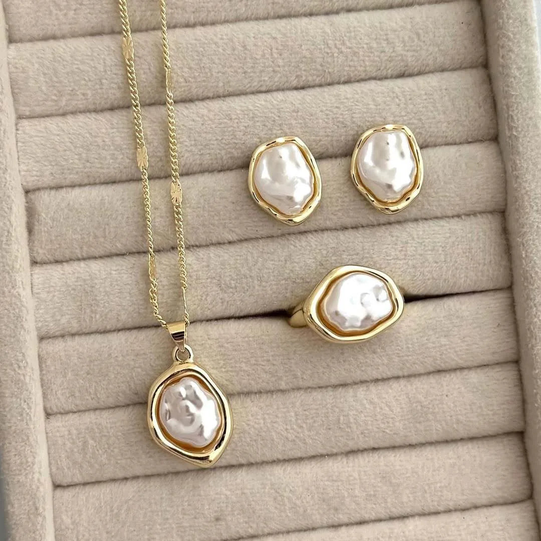 Vintage Baroque Pearl Jewelry Set for Women Hammered Gold Irregular Pearl Necklace Earrings Ring Set Quiet Luxury