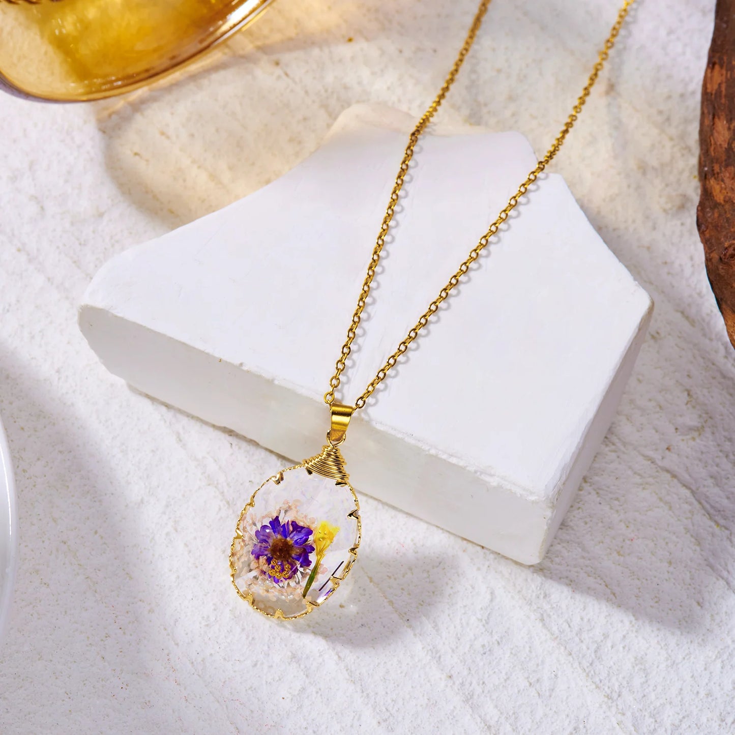 Artistic Abstract Gold Tone Necklace for Women Stainless Steel Resin Flower Irregular Pendant Unique Line Art Jewelry Gift