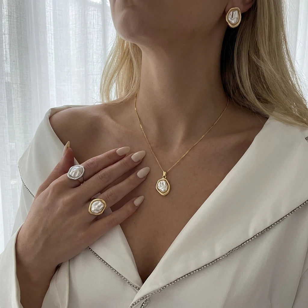 Vintage Baroque Pearl Jewelry Set for Women Hammered Gold Irregular Pearl Necklace Earrings Ring Set Quiet Luxury