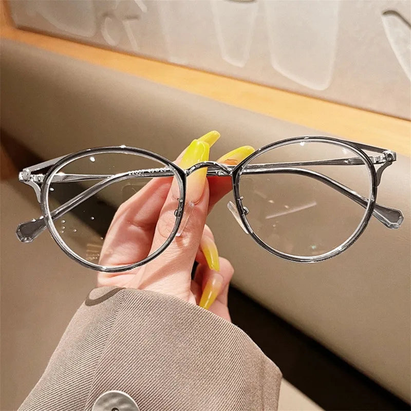 Blue Light Blocking Glasses Enhance The Delicate and Fashionable Appearance of The Face