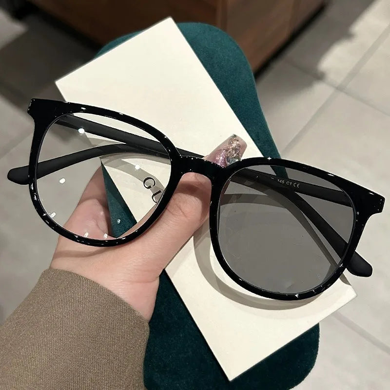 Photochromic Anti Radiation Glasses for Men and Women Simple Oval Anti-blue Transition Eyeglasses Outdoor Shade Sunglasses