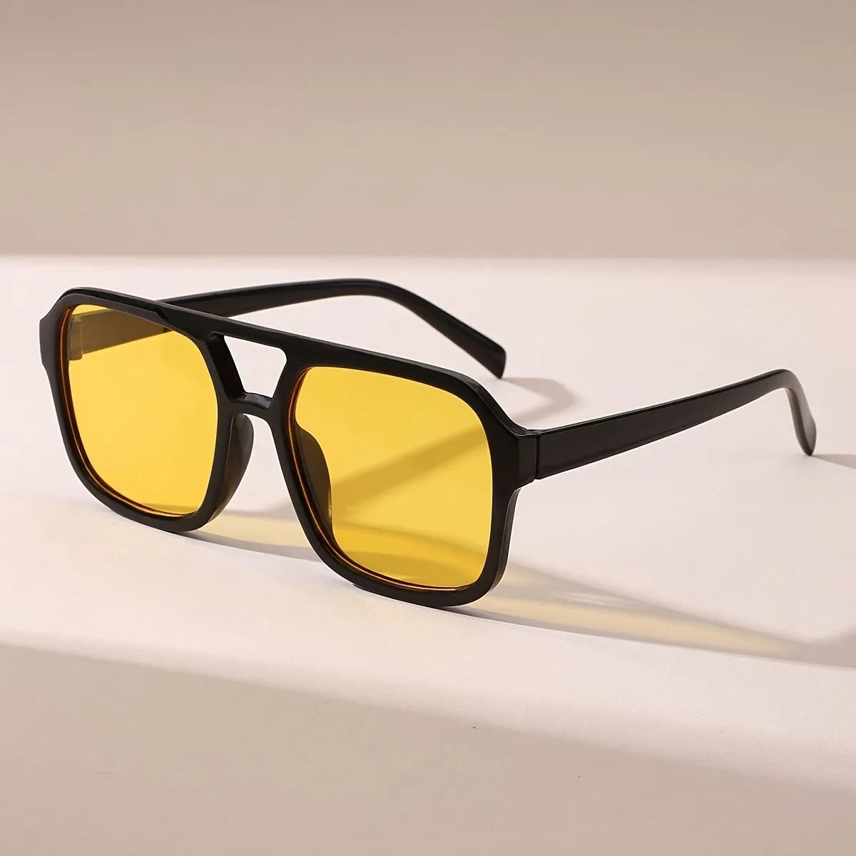 1 Pair of Women's Fashionable Glasses with An Eternal Retro Style Suitable for Dressing and Matching in Various Places