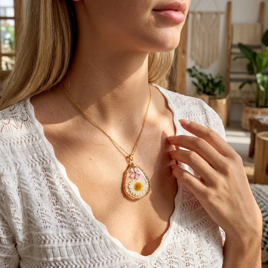 Artistic Abstract Gold Tone Necklace for Women Stainless Steel Resin Flower Irregular Pendant Unique Line Art Jewelry Gift
