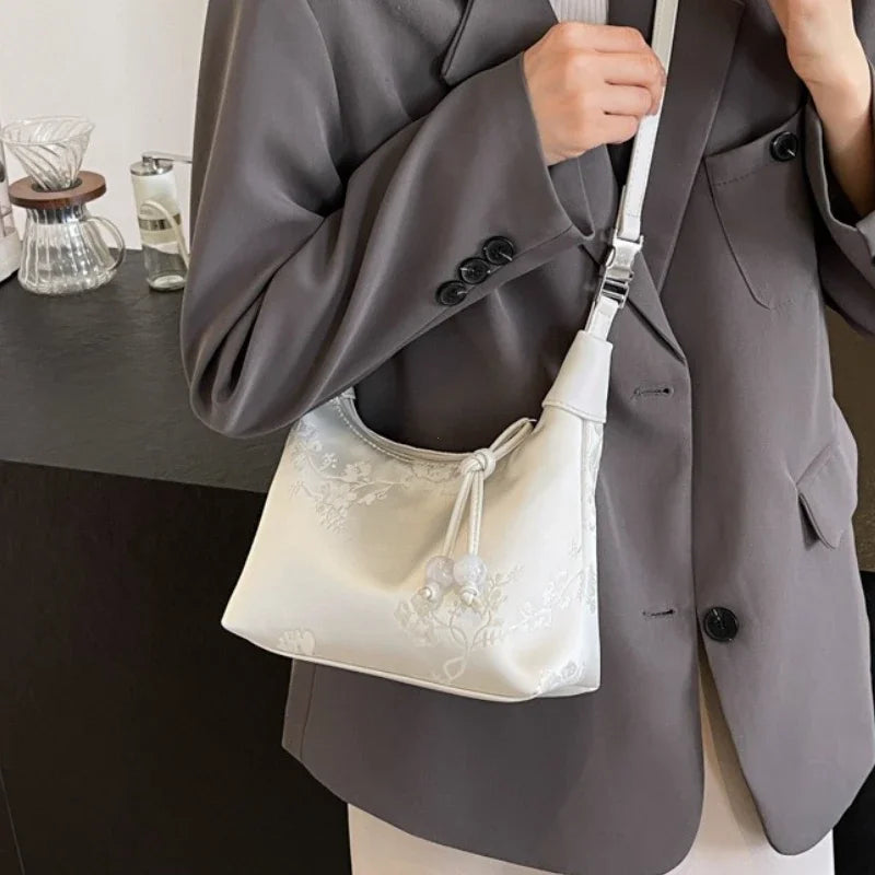 Portable Embroidered Chinese Style Shoulder Bag Fashion Versatile Hanfu Bucket Handbag Texture Pearl Pendant Cheongsam Bag Party