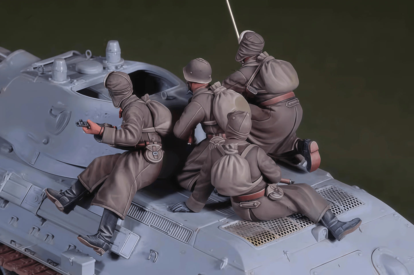 1: 35 Resin Model GK, 4 Tank Soldiers From Ancient Times, Unpainted and Needs To Be Assembled