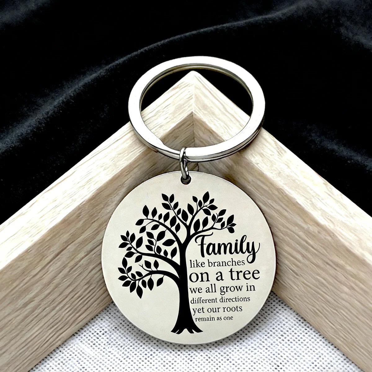 Family Tree of Life Key chain Engraved Circular Pendant Key Ring for Mom Day Son