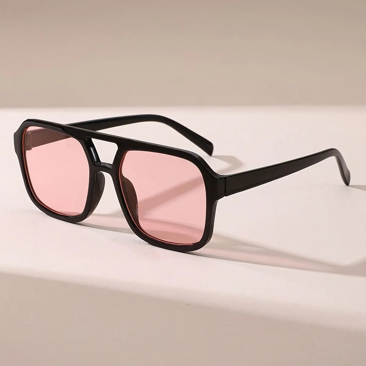 1 Pair of Women's Fashionable Glasses with An Eternal Retro Style Suitable for Dressing and Matching in Various Places