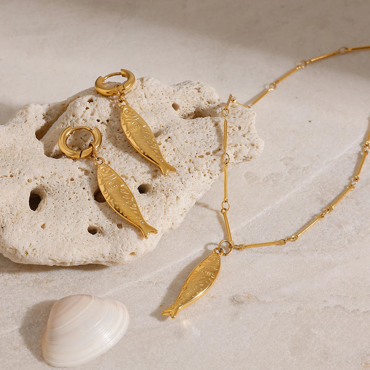 Uworld Fashion Ocean Small Fish Pendant Necklace 18K Gold Color Plated Stainless Steel Waterproof Fish Pendant Necklace Women's