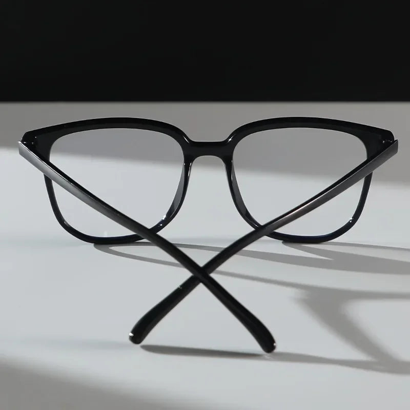 A Pair of Women'S Plastic Geometric Oversized Frames with a Minimalist And Casual Style, Featuring Plain Lenses.