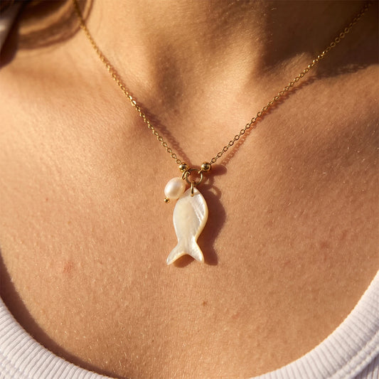 Uworld Freshwater Pearl Fish Shape Shell Pendant Necklace For Women 18K Gold PVD Plated Stainless Steel Necklace Fashion Jewelry