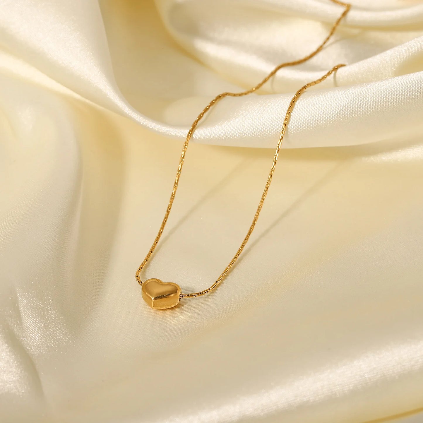 Uworld New Arrival 18K PVD Gold Plated Heart Pendant Choker Jewelry Party Stainless Steel Simple Smooth Heart Necklace for Girls